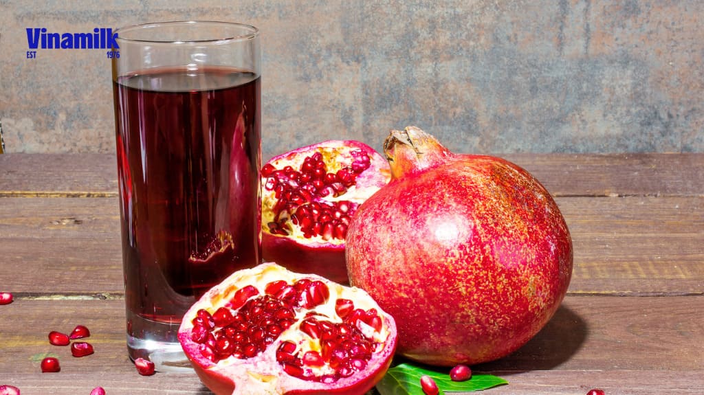 Màu đỏ của lựu giúp cung cấp vitamin A