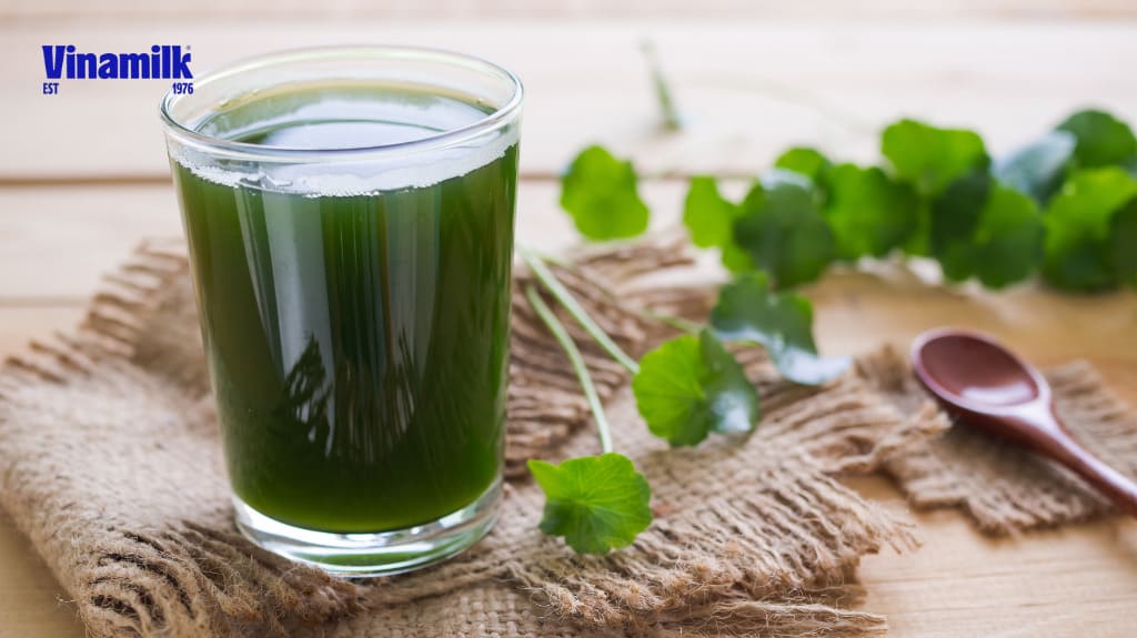 Nước ép rau má ngăn ngừa rụng tóc